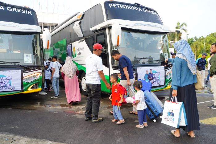 MUDIK: Ratusan pemudik bersama BUMN Petrokimia Gresik saat akan berangkat di Gresik.