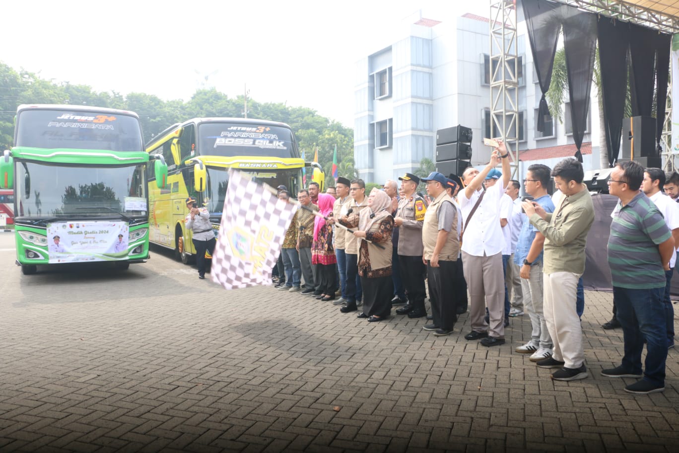 MUDIK AMAN: Wakil Bupati Gresik Aminatun Habibah bersama jajarannya saat memberangkatkan mudik gratis di depan halaman Kantor Pemkab Gresik, Kamis (7/4/2024)