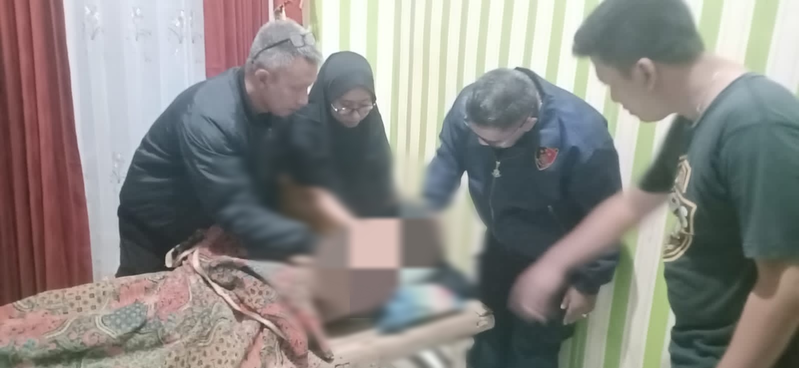 EVAKUASI: Korban saat dievakuasi anggota Polsek Benjeng dibantu tim medis untuk di bawa ke Puskesmas Benjeng.