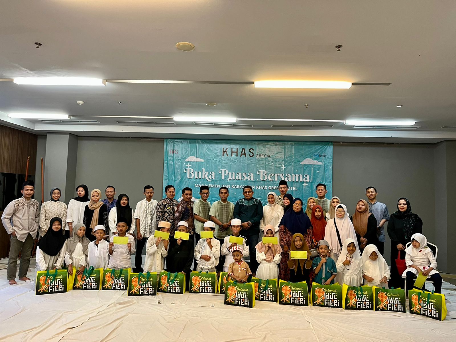 RAMADAN BERBAGI : Khas Gresik Hotel, dengan penuh kasih, berbagi kebahagiaan dan keceriaan dengan anak anak yatim dan abang tukang becak.