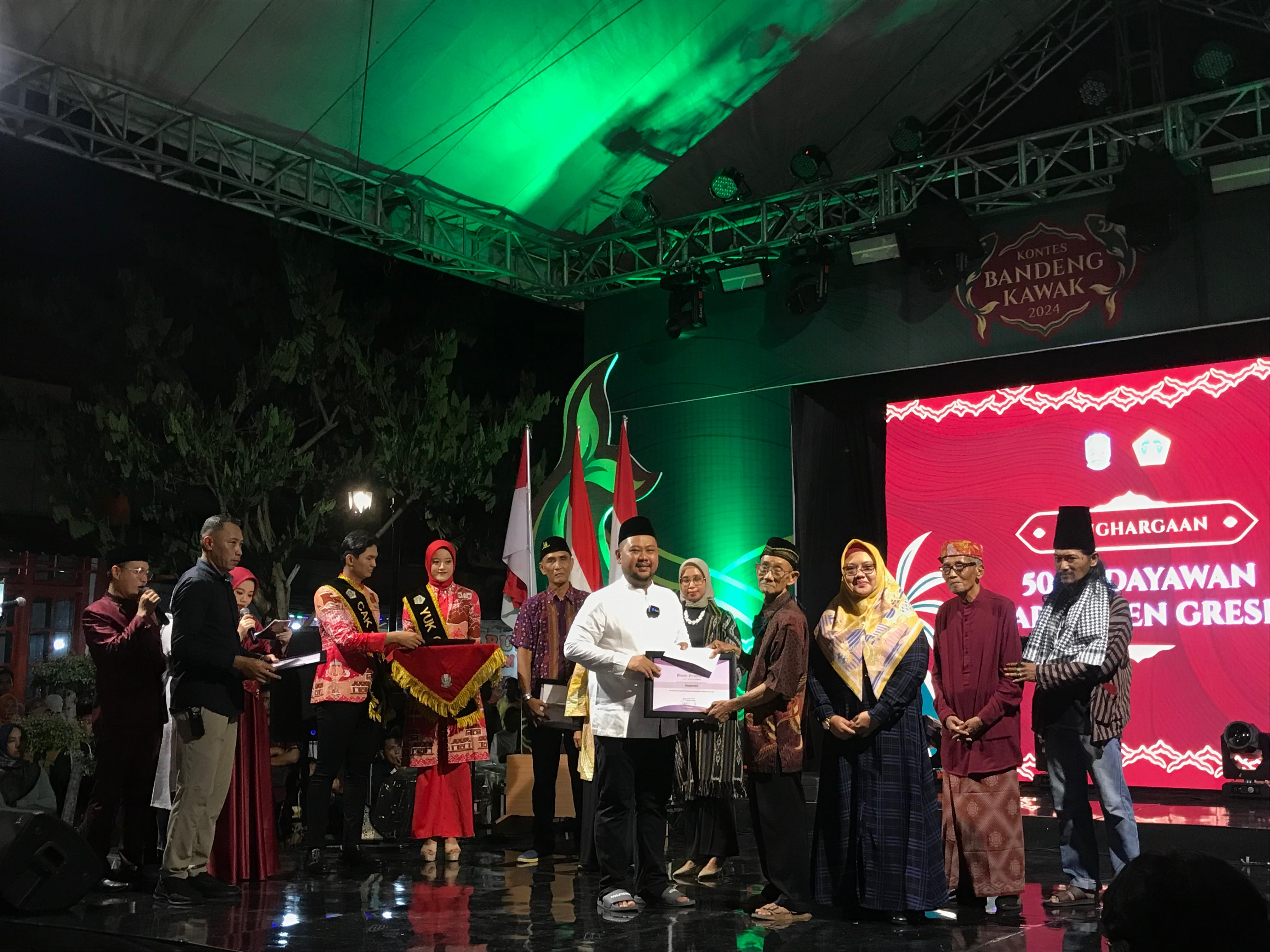 JANGAN LUPAKAN SEJARAH: Bupati Gresik Fandi Akhmad Yani didampingi Wakil Bupati Gresik Aminatun Habibah memberikan apresiasi kepada para perwakilan budayawan Gresik.