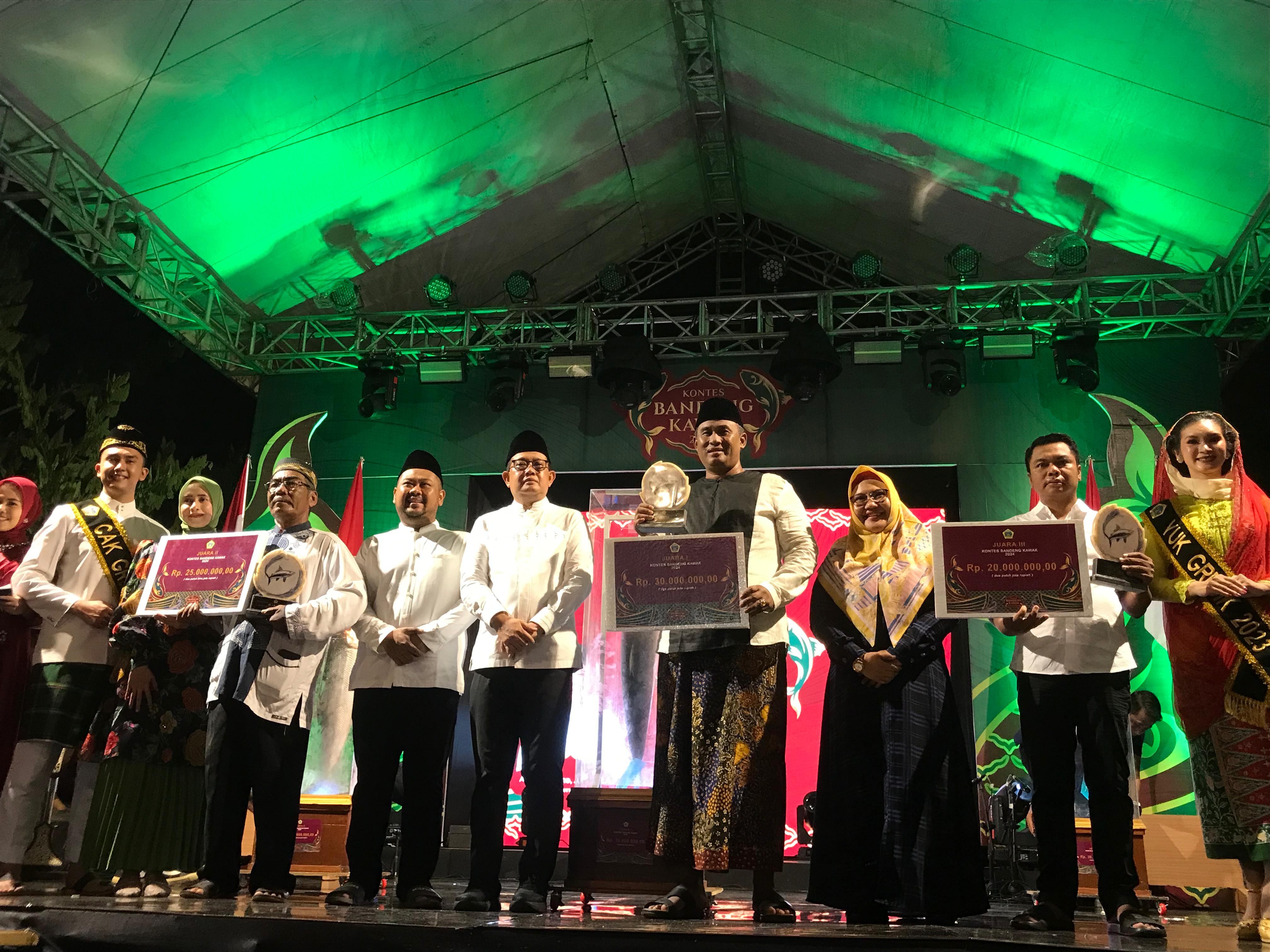 PEMENANG KONTES BANDENG KAWAK: Pj Gubernur Jatim Adhy Karyono, Bupati Gresik Fandi Akhmad Yani, Wakil Bupati Gresik Aminatun Habibah memberikan hadiah kepada para pemenang Kontes Bandeng Kawak 2024.