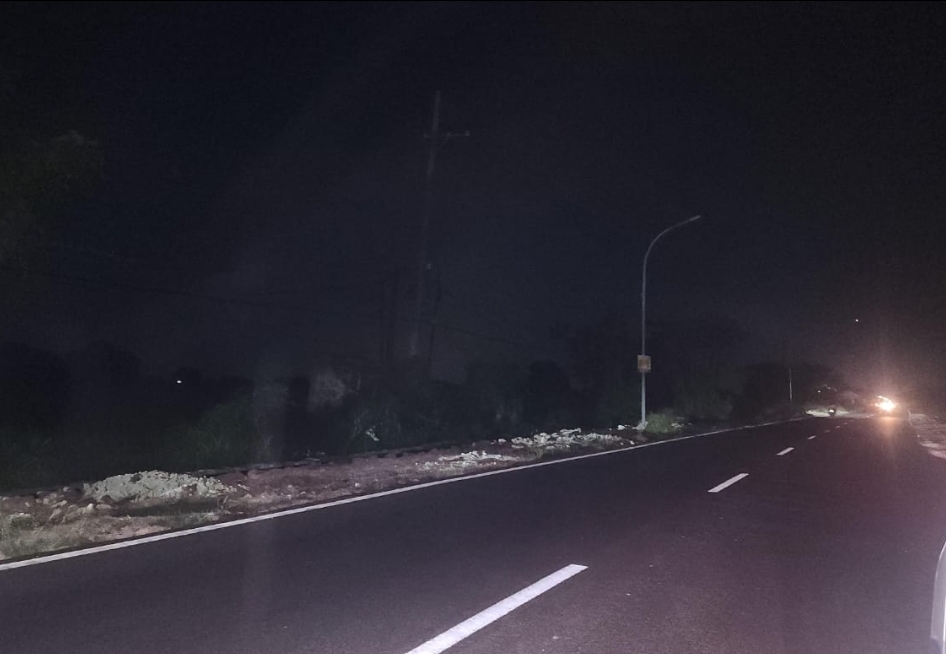 Jalan Raya Betoyo Dagang terpantau gelap gulita  sejak beberapa hari lantaran lampu PJU mati dan tak kunjung diperbaiki.