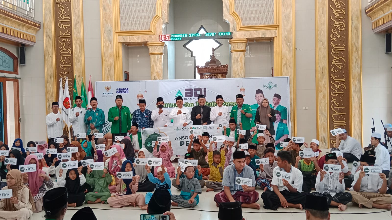 PEDULI: PAC GP Ansor Benjeng menggelar buka bersama dan santunan pada anak yatim, Minggu (7/4/2024)