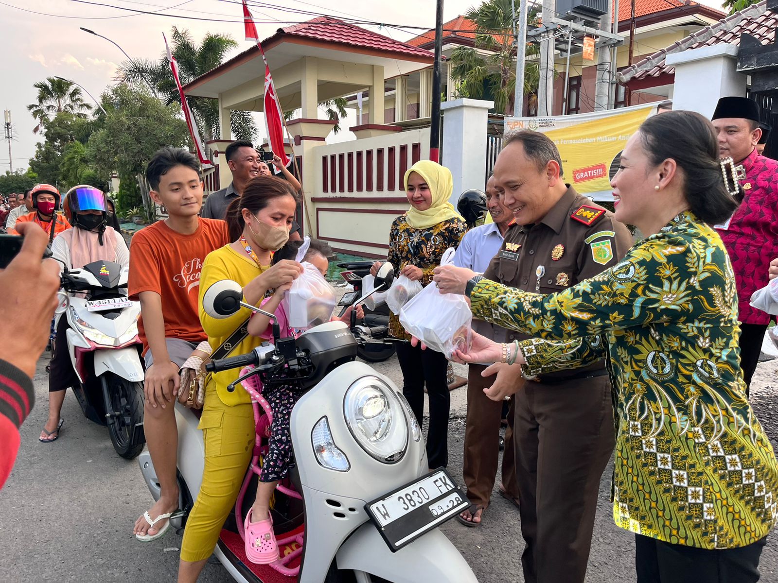 BERBAGI: Kepala Kejaksaan Negeri Gresik Nana Riana didampingi istri Novivah Nana Riana selaku Ketua IAD beserta keluarga Kejari Gresik membagikan takjil ke masyarakat.