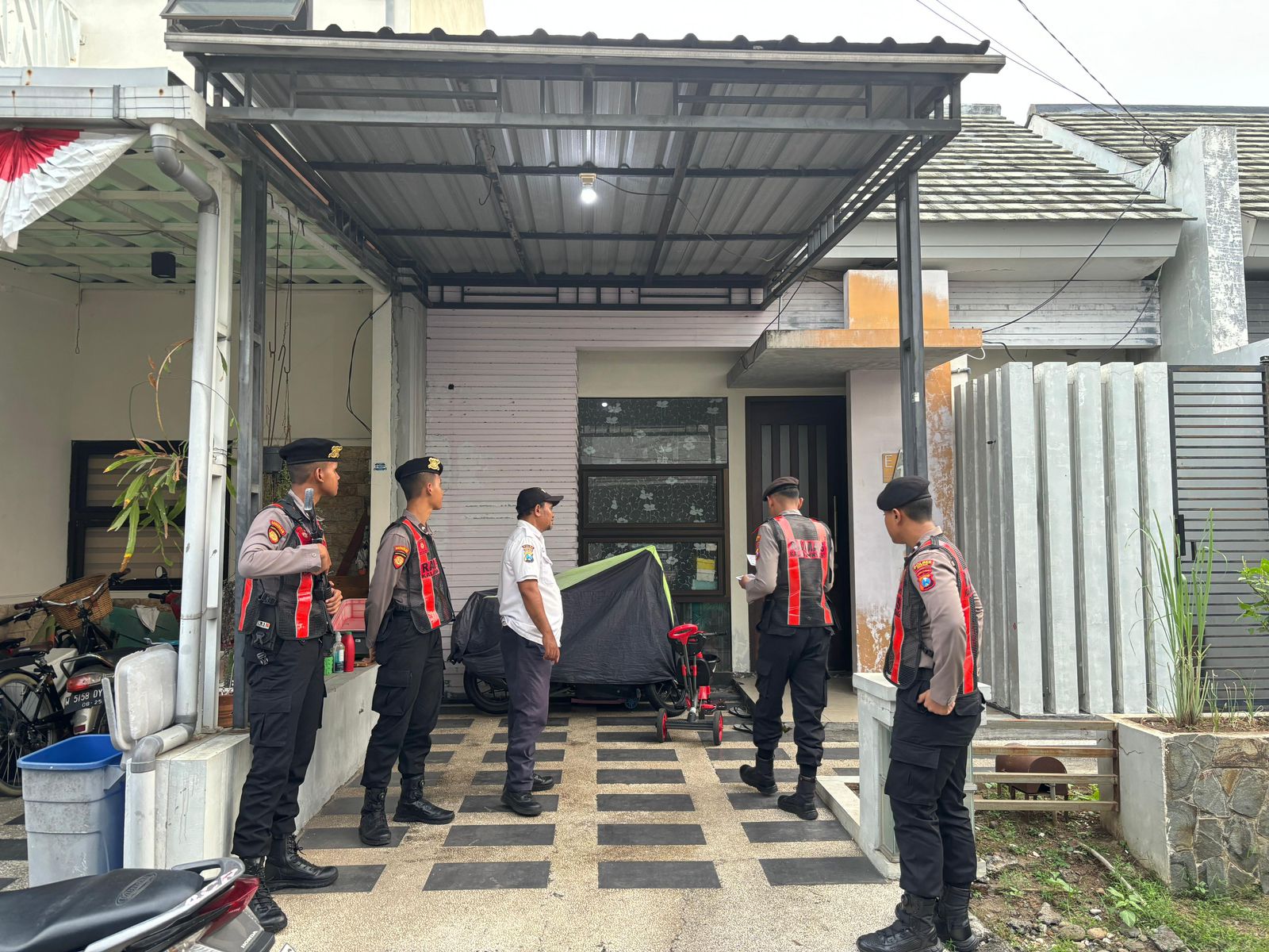 PATROLI RUMAH KOSONG: Anggota Sat Samapta Polres Gresik saat melakukan patroli perumahan kosong yang ditinggal mudik lebaran pemiliknya.