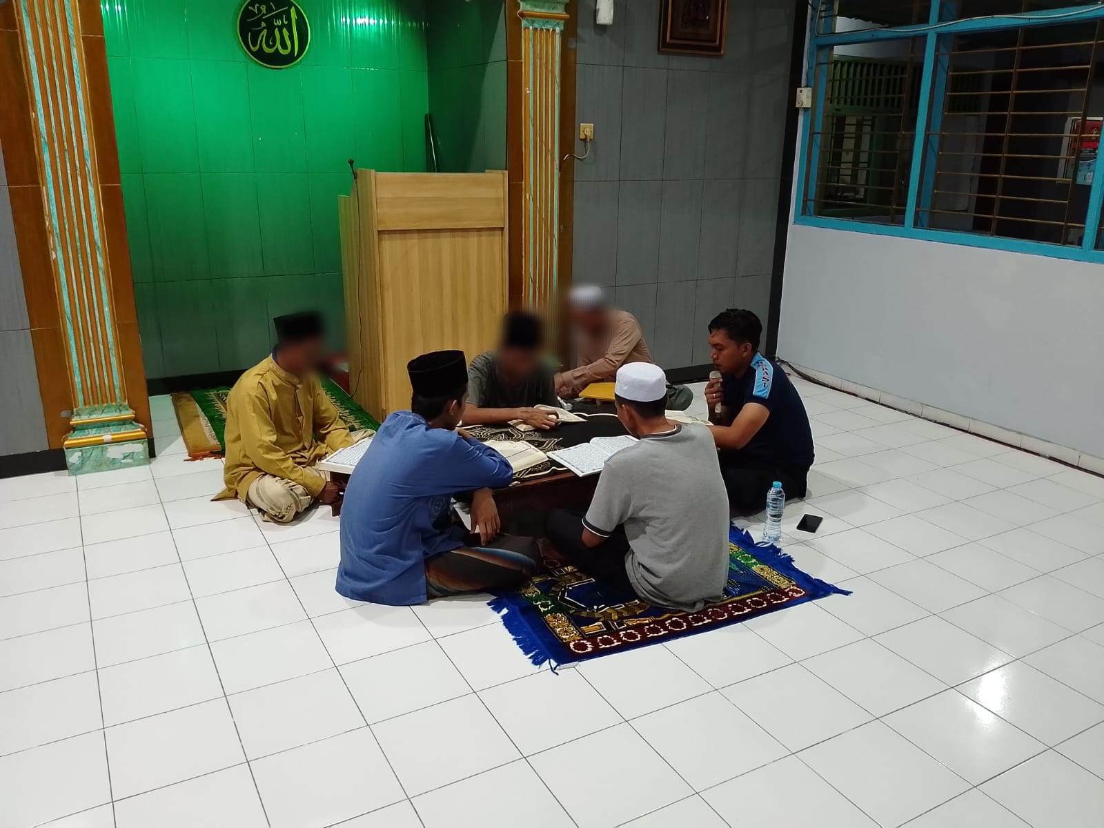 KHATAMAN: Kepala Kesatuan Pengamanan Rutan (KPR) Fajarisman saat mendampingi warga binaan membaca tadarus di Masjid At-Taubah Gresik.