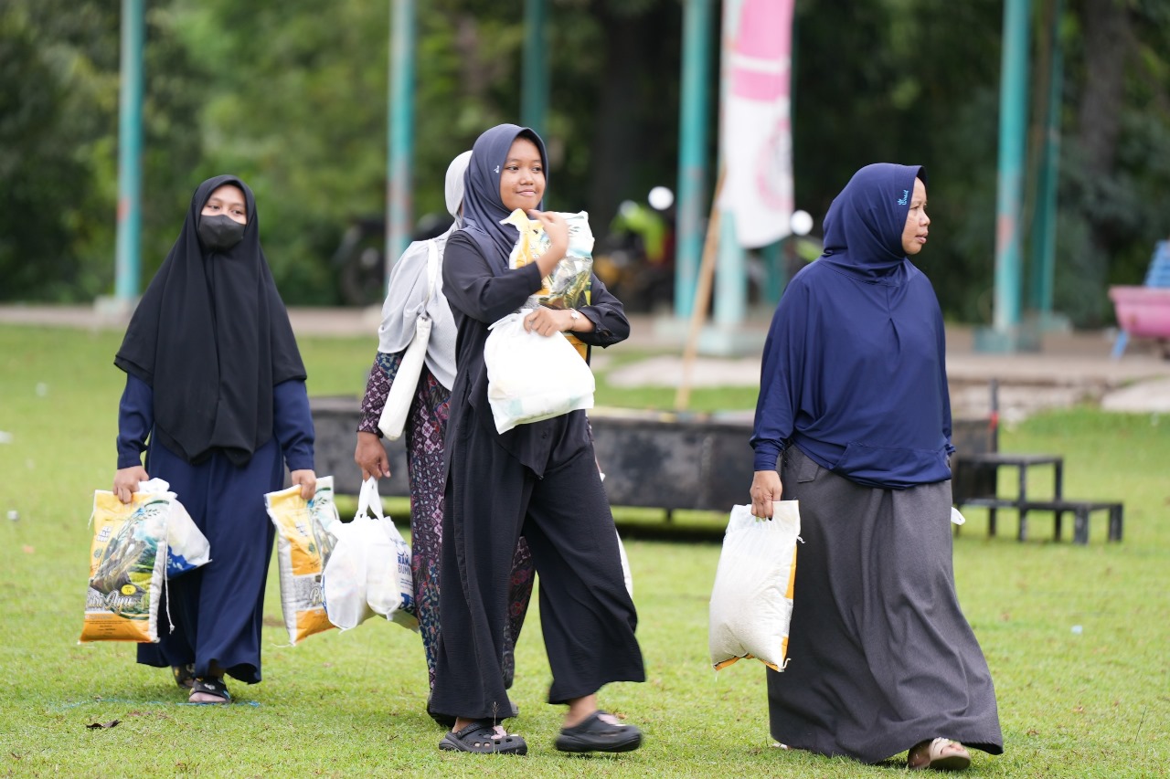 SEMBAKO: Warga membawa sembako murah pada kegiatan Safari Ramadan BUMN 2024.