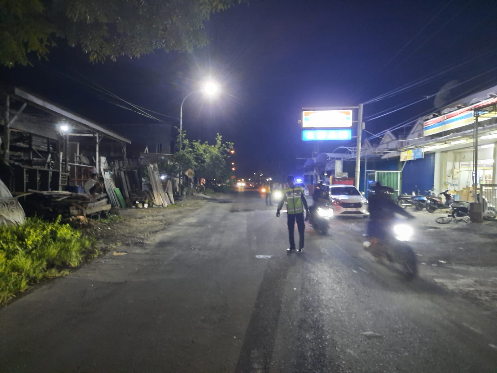 OLAH TKP : Anggota unit laka Satlantas Polres Gresik saat melakukan olah TKP di Jalan Raya Desa Mojopuro Gede Kecamatan Bungah.