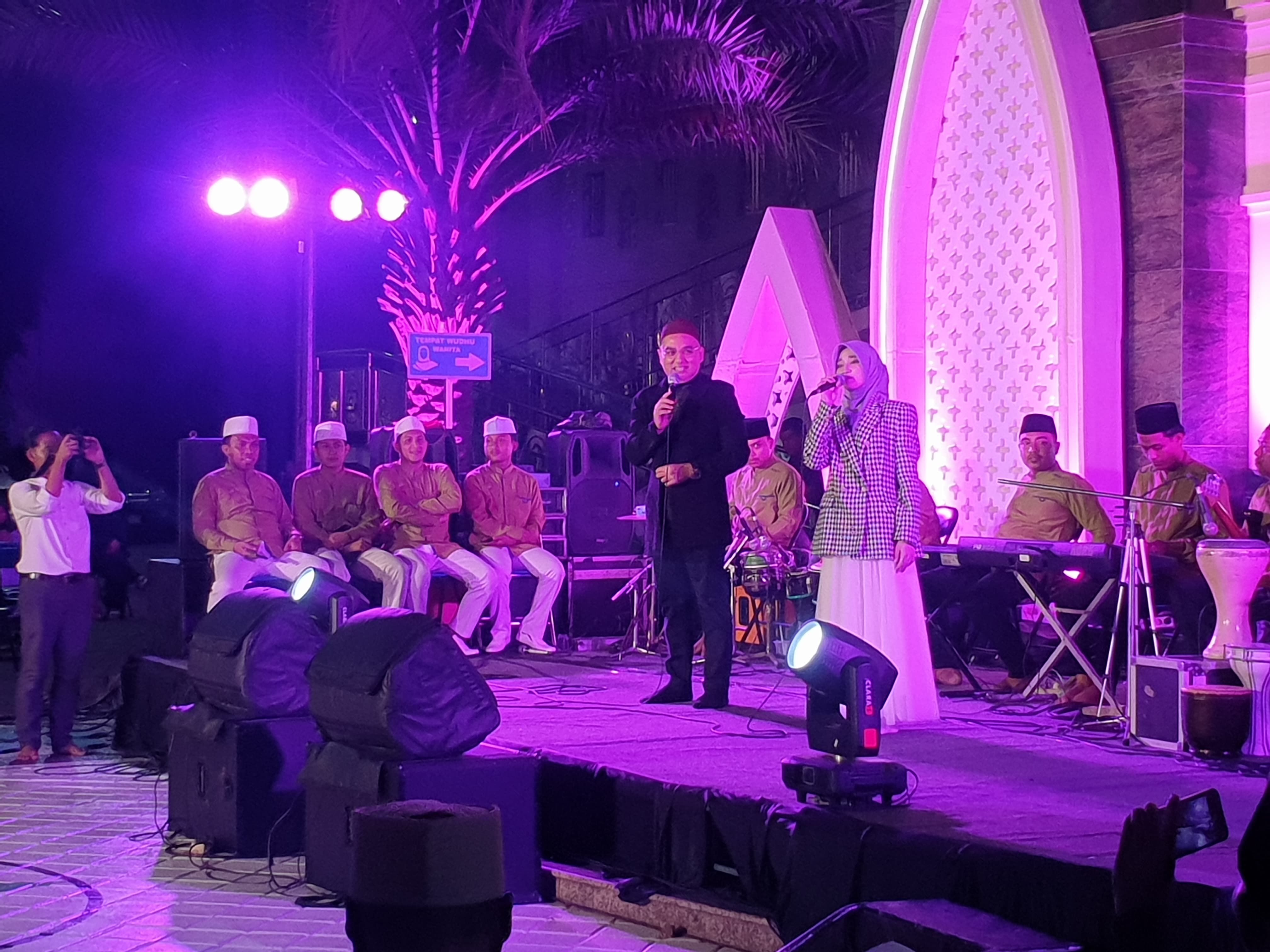 Merdu : Penyanyi Veve Zulfikar (kanan) dan Sayyid Zulfikar As-Syaibani menyanyikan sejumlah lagu religi dalam rangka memeriahkan malam takbiran di masjid Moedhar Arifin Sidayu.
