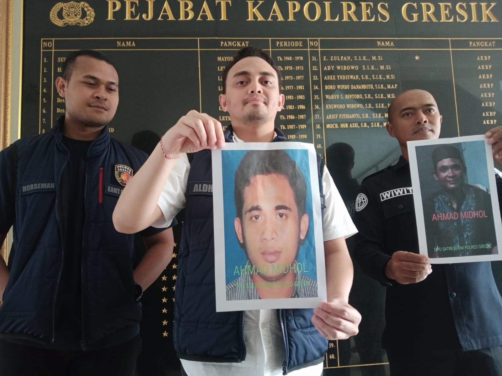 BURONAN: Polres Gresik menunjukkan foto Ahmad Midhol otak pembunuhan di Imaan Gresik.