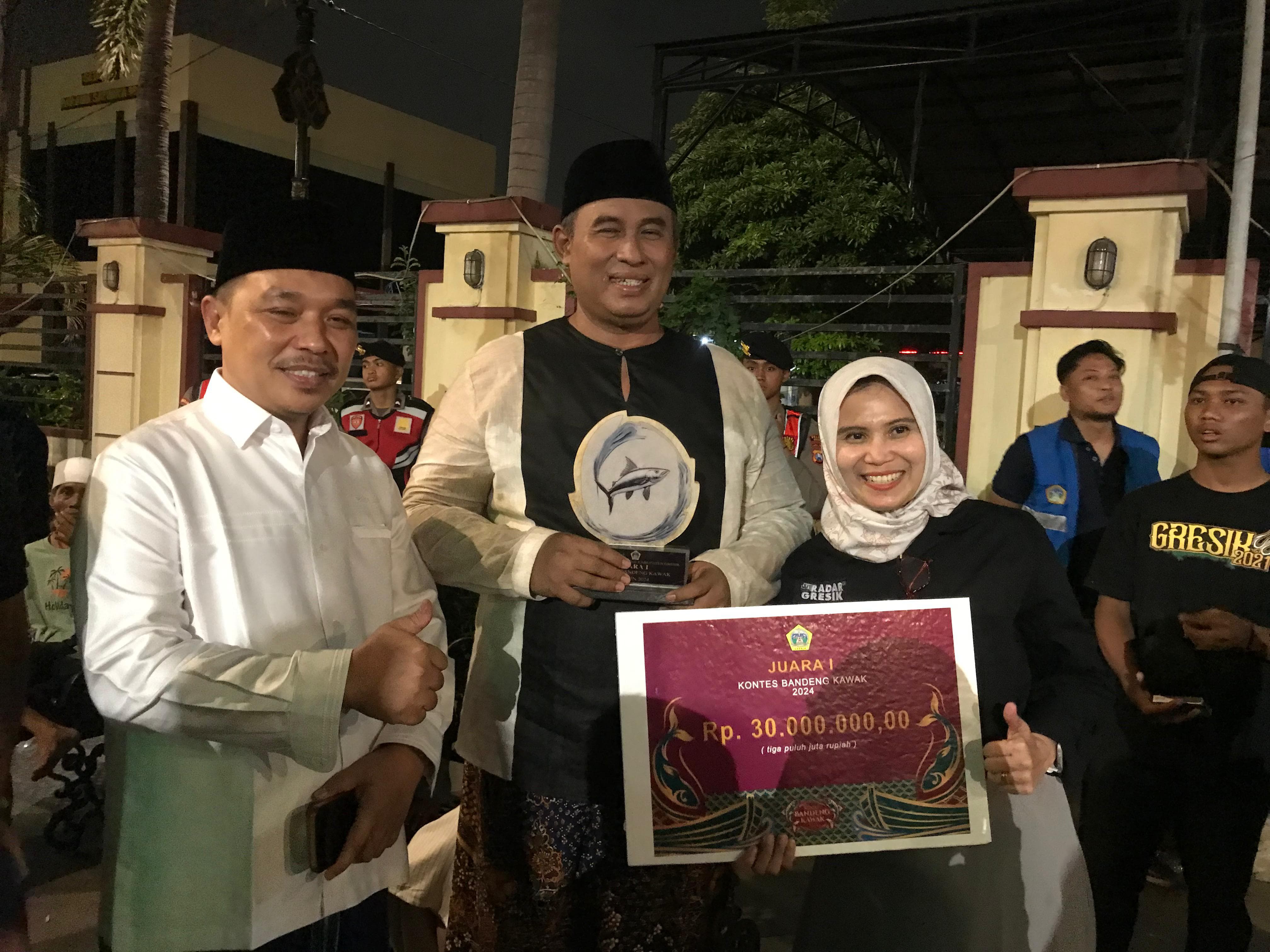 BANGGA: Syaifullah Mahdi dan Ketua DPRD Gresik bersama Ketua DPRD Gresik Abdul Qodir di Kontes Bandeng Kawak 2024.