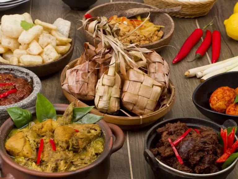 TAK TERKONTROL: Makanan yang menyuguhkan santan dan berbagai kuliner saat Lebaran membuat penyakit meningkat.