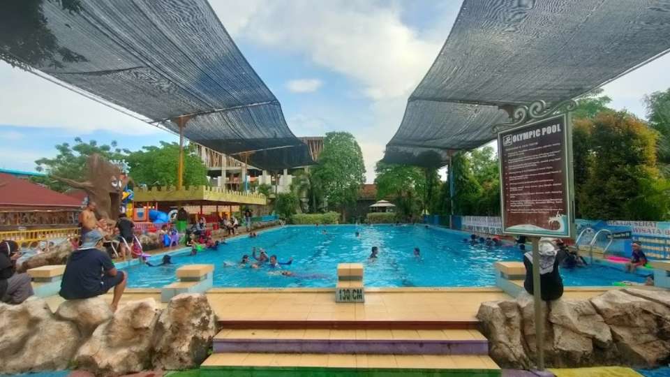 FULL PENGUNJUNG: Selama Lebaran, banyak warga yang memanfaatkan waktunya untuk ke kolam renang Dynasty Gresik.