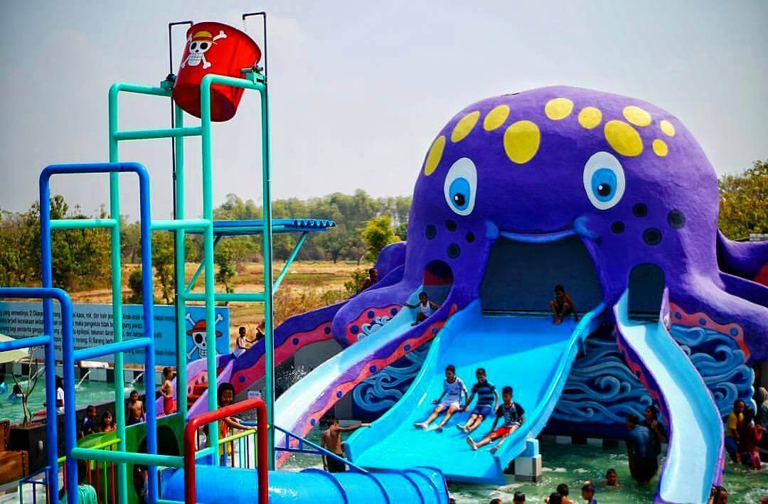 ISI LIBURAN: Wisata kolam renang di Gresik diisi oleh berbagai hiburan yang menarik para warga selama libur lebaran.