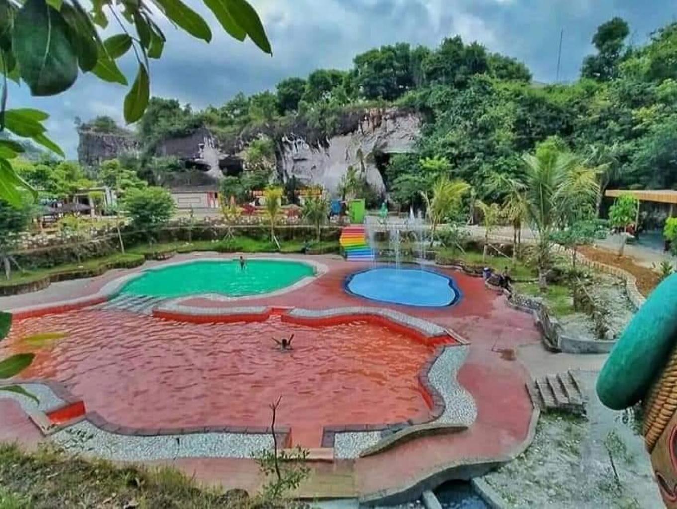 PANORAMA: Kolam renang Banyu Gentong Setigi ini menarik warga karena menyatu dengan keindahan batu kapur di Setigi, Gresik.