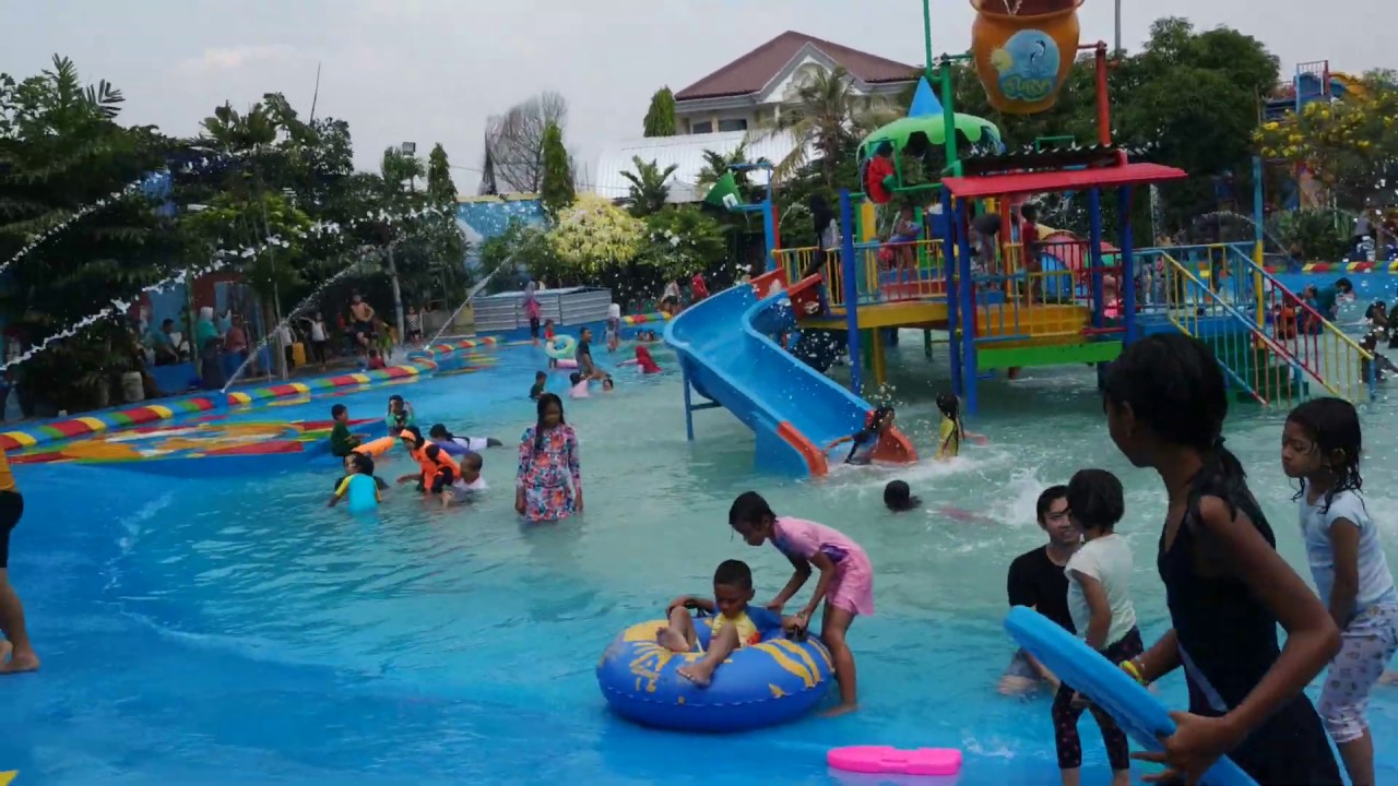 WISATA: Salah satu wisata yang ramai diserbu oleh warga di kawasan Gresik selatan yakni Kolam renang surya di Menganti.