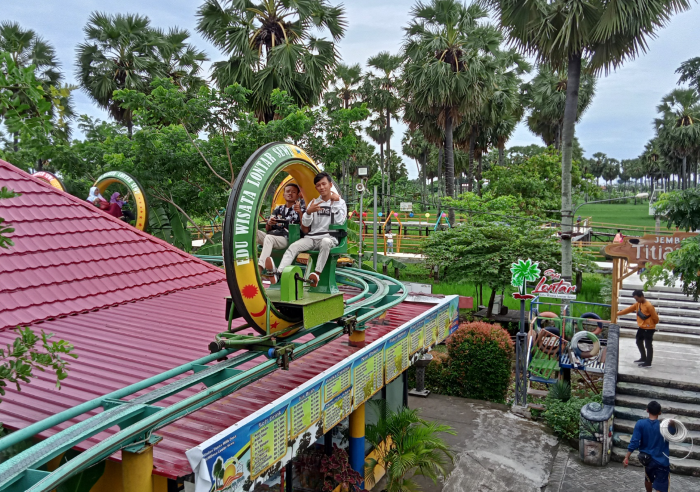 PENUH EDUKASI: Saat libur Lebaran, banyak warga yang berwisata ke Wisata Edu Lontar Gresik