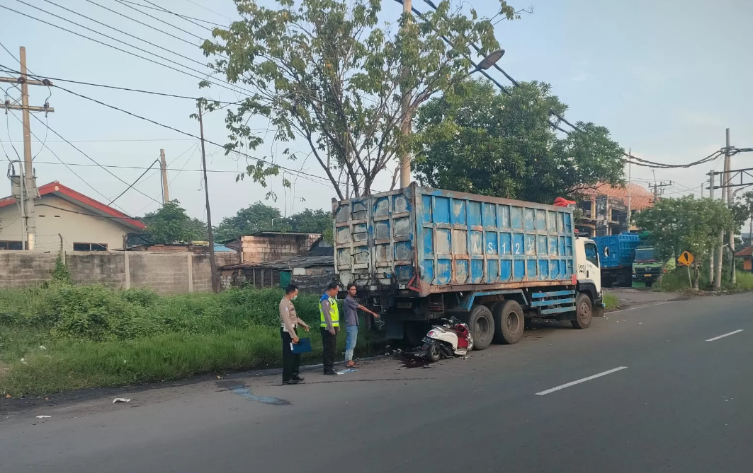 TRAGIS: Kedua pemuda Gresik langsung terdampar di bawah truk usai kecelakaan di Surabaya