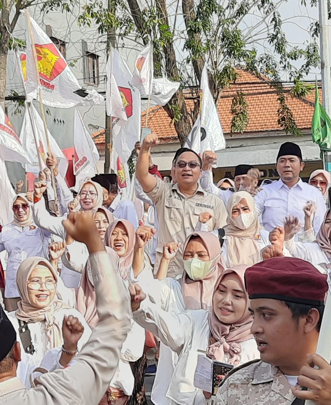 Ketua DPC Gerindra Gresik dr Asluchul Alif saat mendaftarkan Bacaleg pada Pemilu 2024 lalu dengan didampingi ratusan kader dan simpatisan.