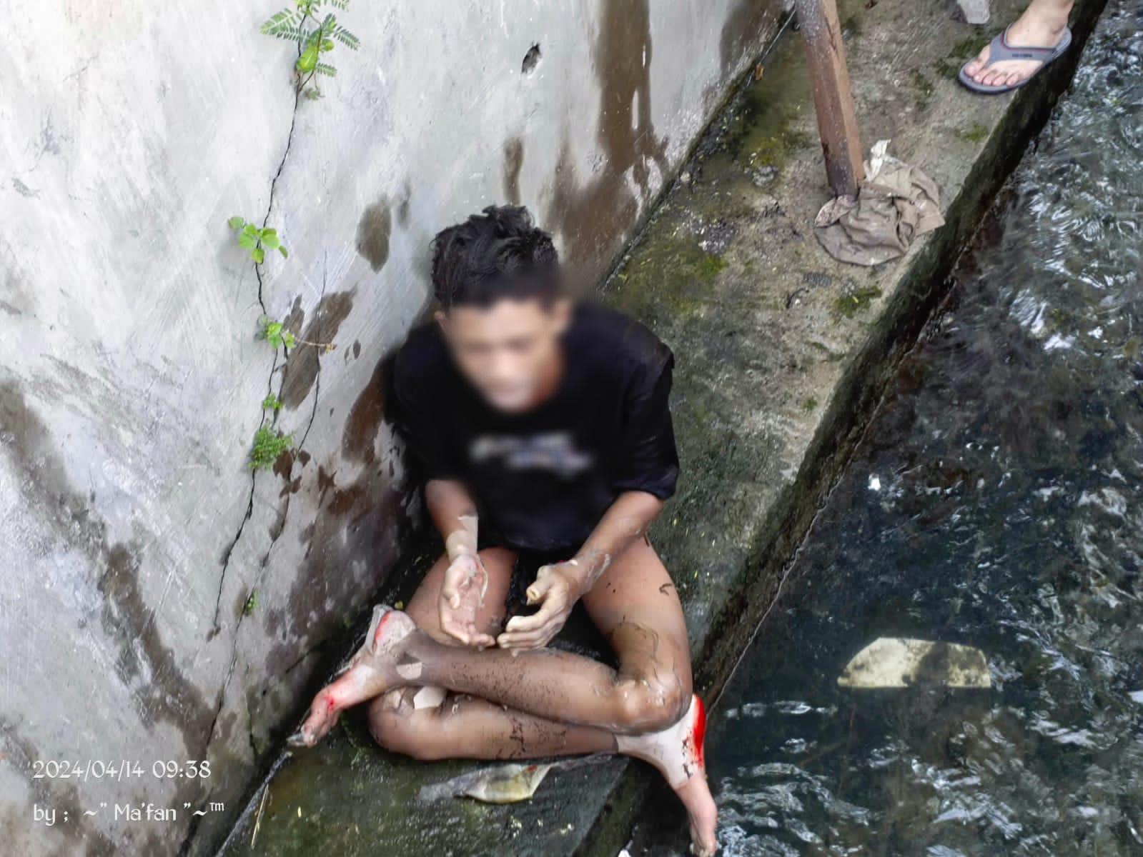 EVAKUASI: Anggota Polsek Gresik Kota dibantu tim medis saat mengevakuasi korban untuk dilarikan di Rumah Sakit.