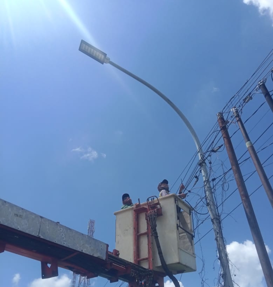 Tim RC Dishub Gresik saat mengganti lampu PJU di Jalan Betoyo - Dagang beberapa hari lalu.