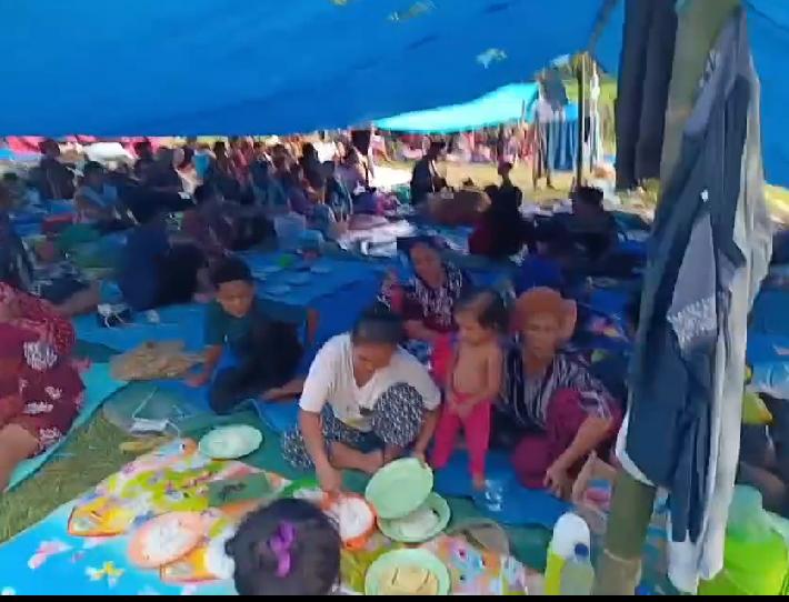 MASIH DI PENGUNGSIAN: Warga Dusun Pamasaran, Desa Dekatagung, Kecamatan Sangkapura, yang masih mengungsi di tenda menjelang Lebaran Ketupat.