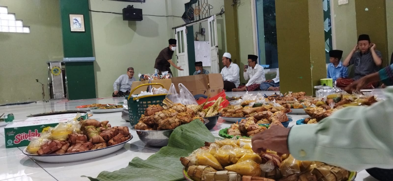 TRADISI TURUN MENURUN: Salah satu tradisi yang ramai saat lebaran Ketupat di Gresik