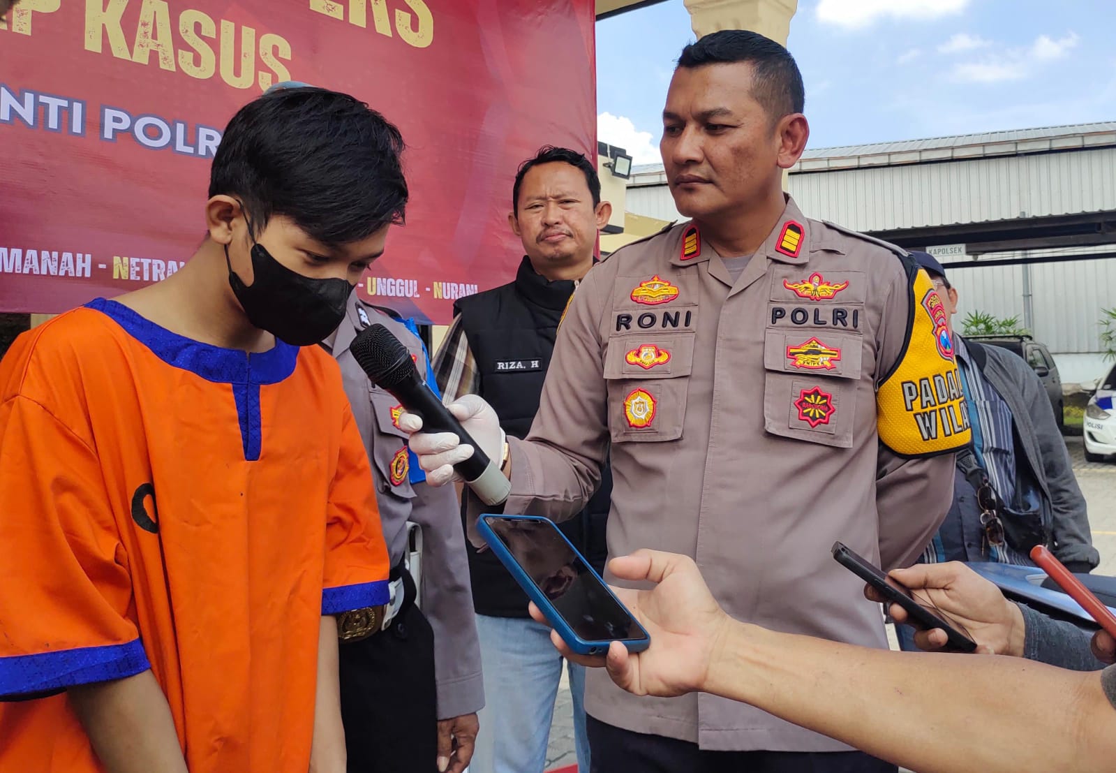 DIAMANKAN: Tersangka beserta barang bukti saat dimankan di Mapolsek Menganti.