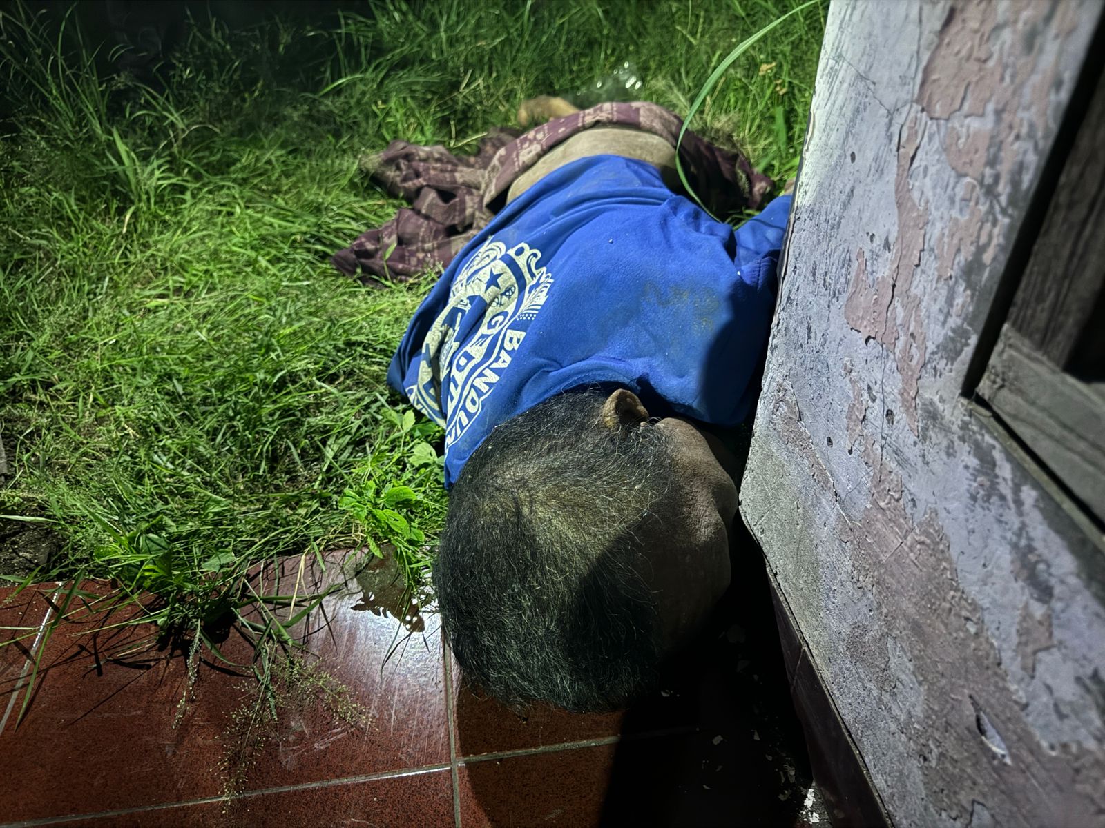 PENEMUAN: Mayat tanpa identitas Mr x ditemukan warga di halaman rumah kosong di Jalan Raya Krikilan Desa Krikilan Kecamatan Driyorejo, Kabupaten Gresik.