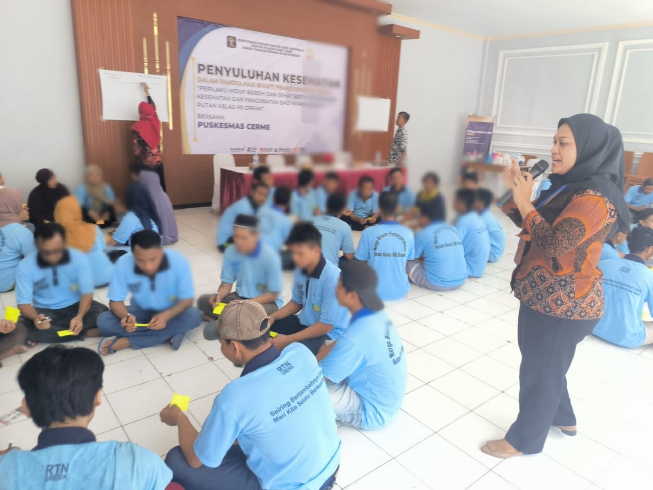 PENYULUHAN KESEHATAN: Warga binaan Rutan kelas IIB Gresik terlihat antusias saat mendapatkan penyuluhan dan sosialisasi terkait PHBS dari tim kesehatan Puskesmas Cerme.
