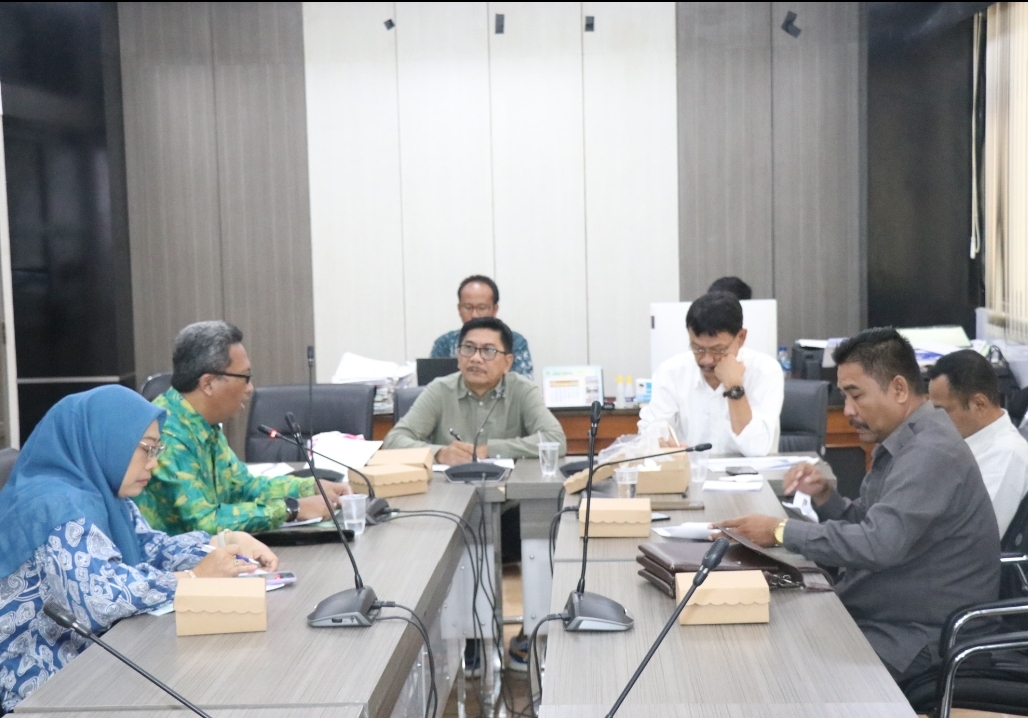 HEARING: Komisi IV DPRD Gresik saat menggelar rapat membahas laporan LKPj Bupati 2023.