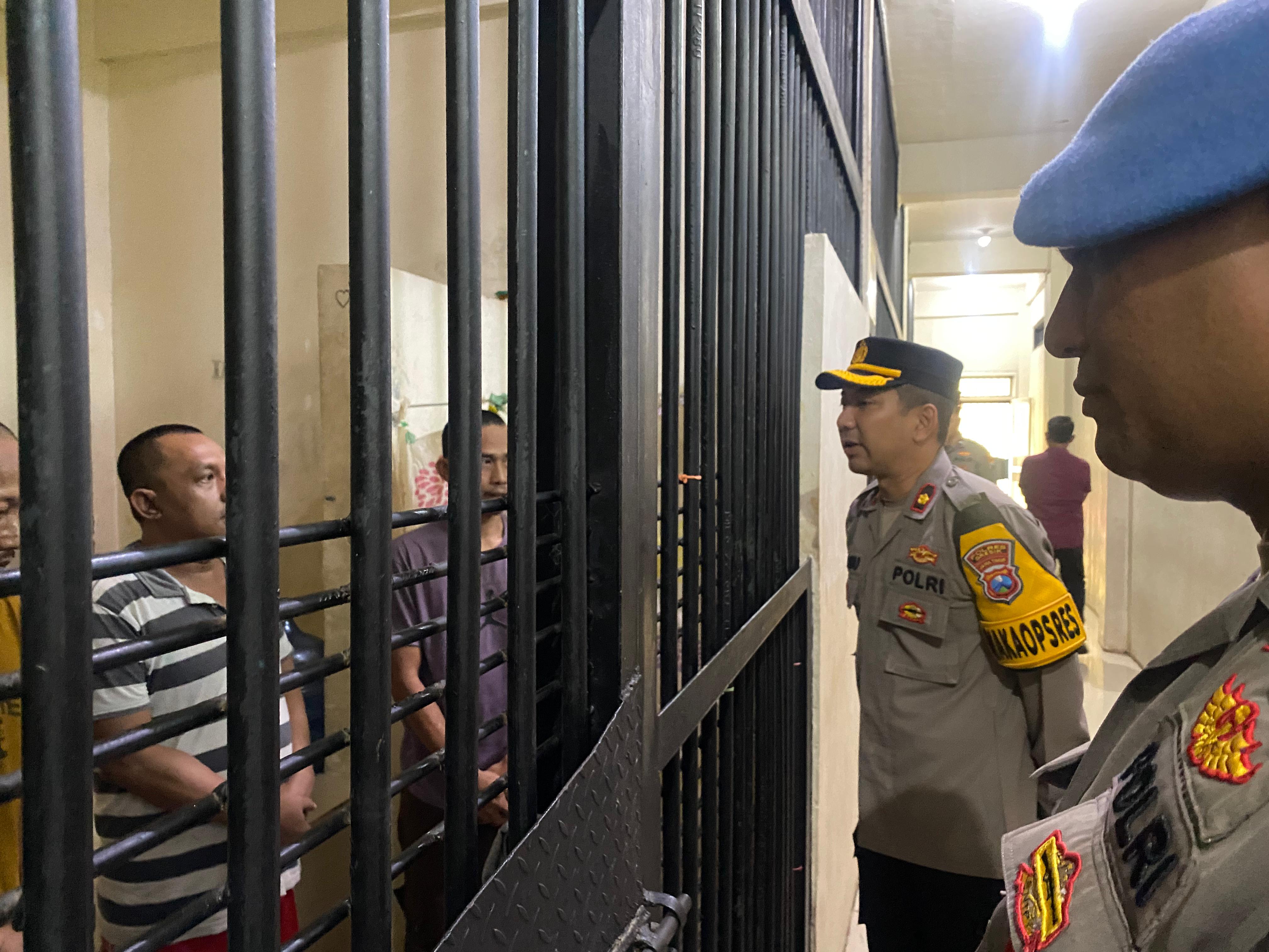 CEK SEL TAHANAN: Wakapolres Gresik Kompol Danu Anindhita Kuncoro Putro beserta anggotanya melakukan pengecekan di sel tahanan Mapolres Gresik.