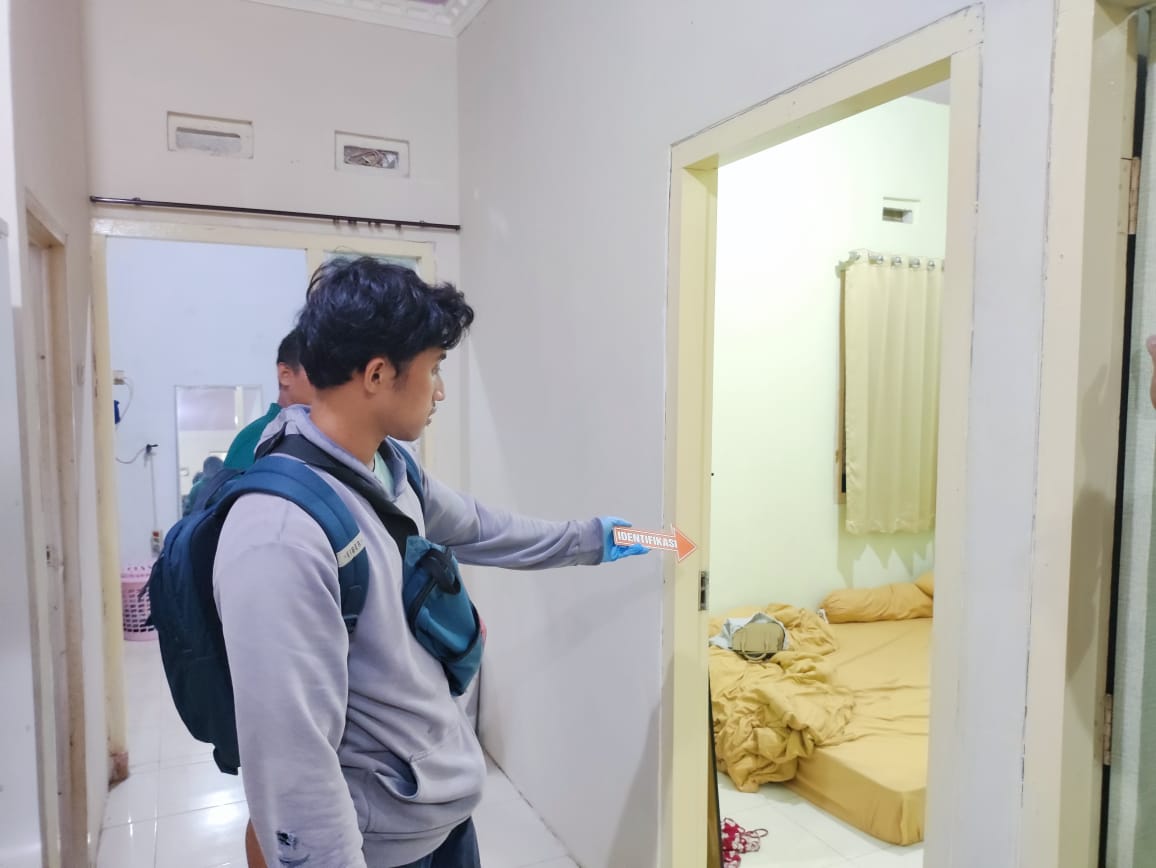 OLAH TKP: Polsek Manyar Gresik sedang melakukan olah TKP di rumah korban perampokan dan penganiayaan di Gresik.