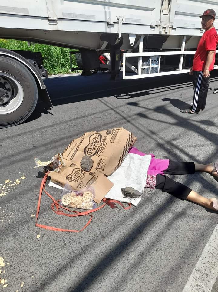 OLAH TKP: Anggota Unit Laka Satlantas Polres Gresik melakukan olah TKP dan evakuasi korban di Jalan Raya Cerme Lor, Kecamatan Cerme.