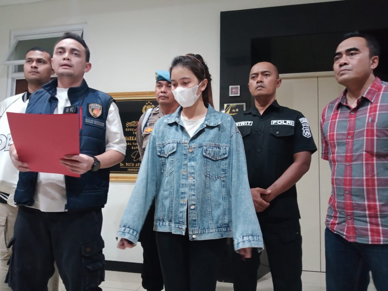 KLARIFIKASI : Azizatus Sholihah didampingi Kasatreskrim Polres Gresik AKP Aldhino Prima Wirdhan dan penyidik Polsek Manyar saat membuat klarifikasi terkait pengakuan dan laporannya.