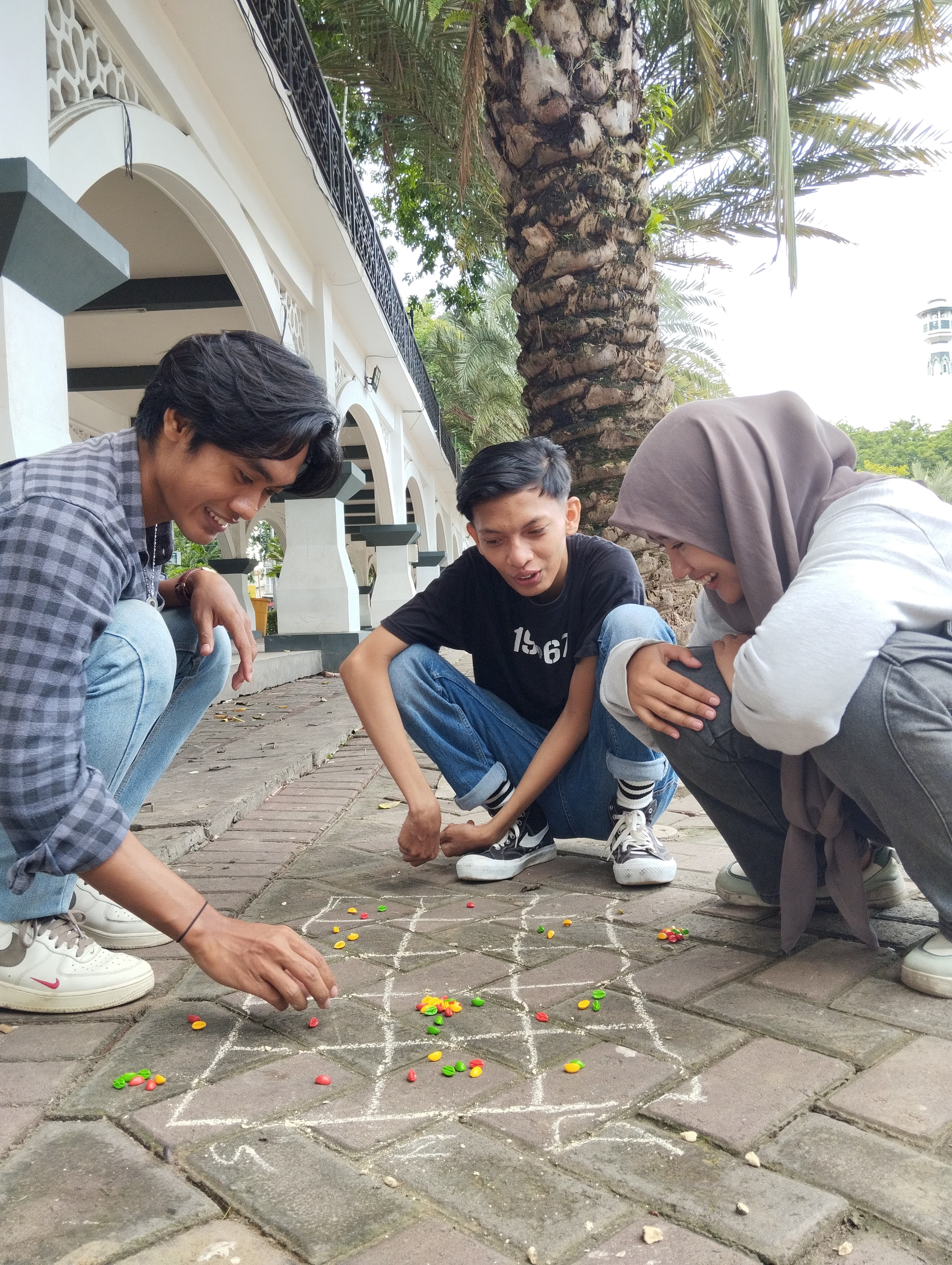 KOTAK PERMAINAN UNIK : ermainan ini sarat dengan strategi dan budaya lokal Gresik, menjadikannya pilihan yang tepat untuk dimainkan bersama teman dan keluarga.