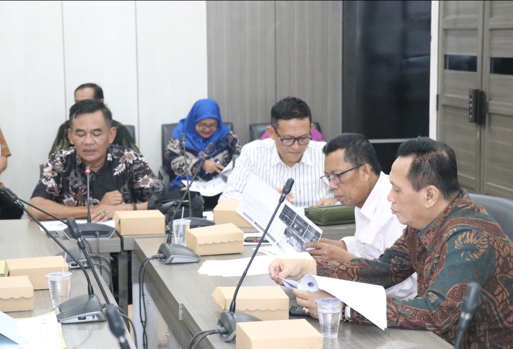 Komisi III DPRD Gresik saat membahas LKPj Bupati 2023 bersama sejumlah OPD mitra.