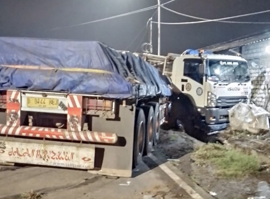 LAKA MAUT: Trailer tabrak pemotor dan rumah warga di Duduksampeyan Gresik.