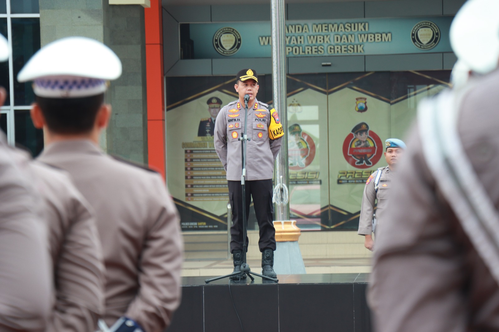 PIMPIN APEL: Kapolres Gresik AKBP Adhitya Panji Anom memimpin apel di halaman Mapolres Gresik.