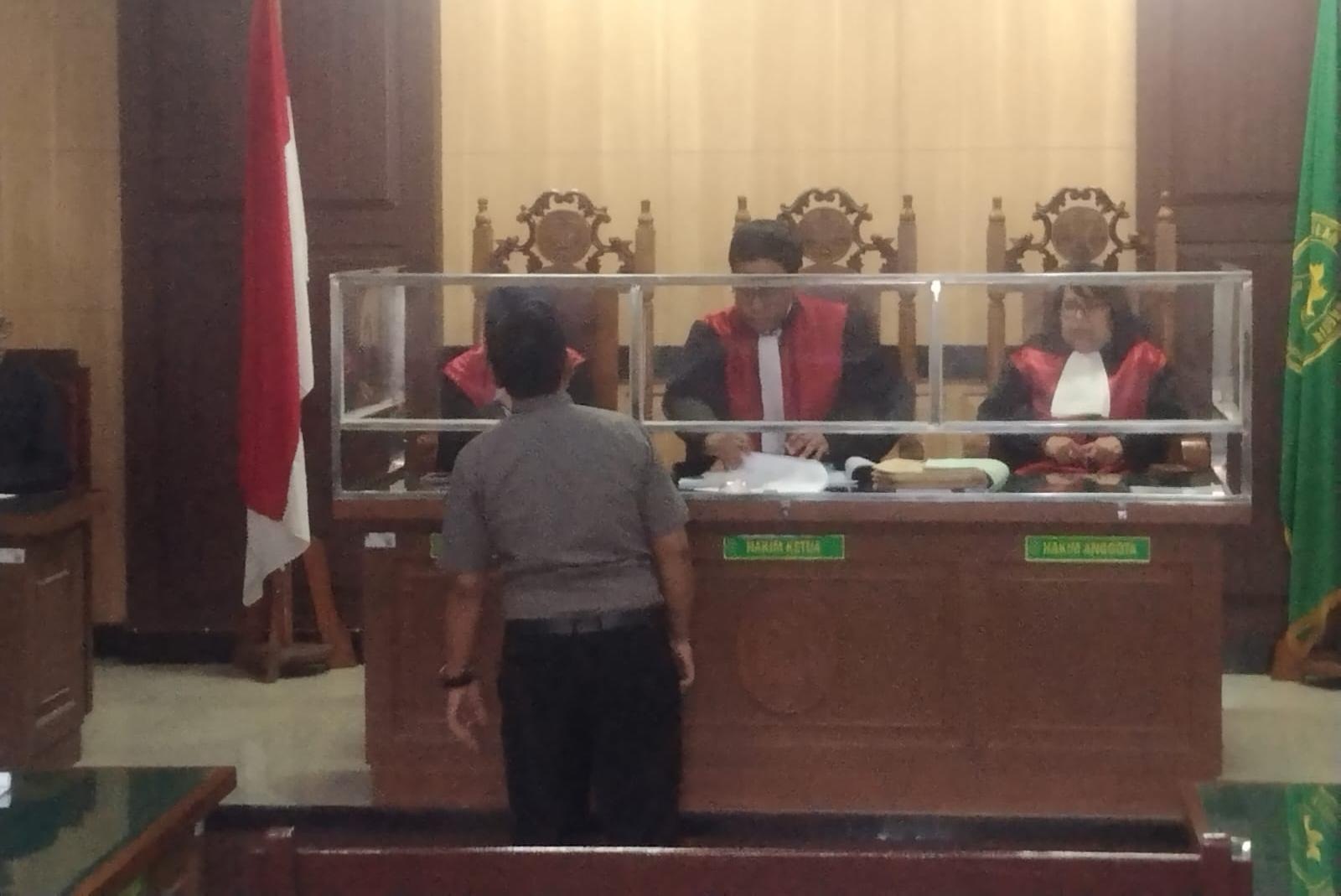 DIGUGAT: Warga Perumahan Graha Persada Indah Regency, Desa Mojosarirejo, Kecamatan Driyorejo saat jalani sidang gugatan di PN Gresik diduga tidak bayar IPL.