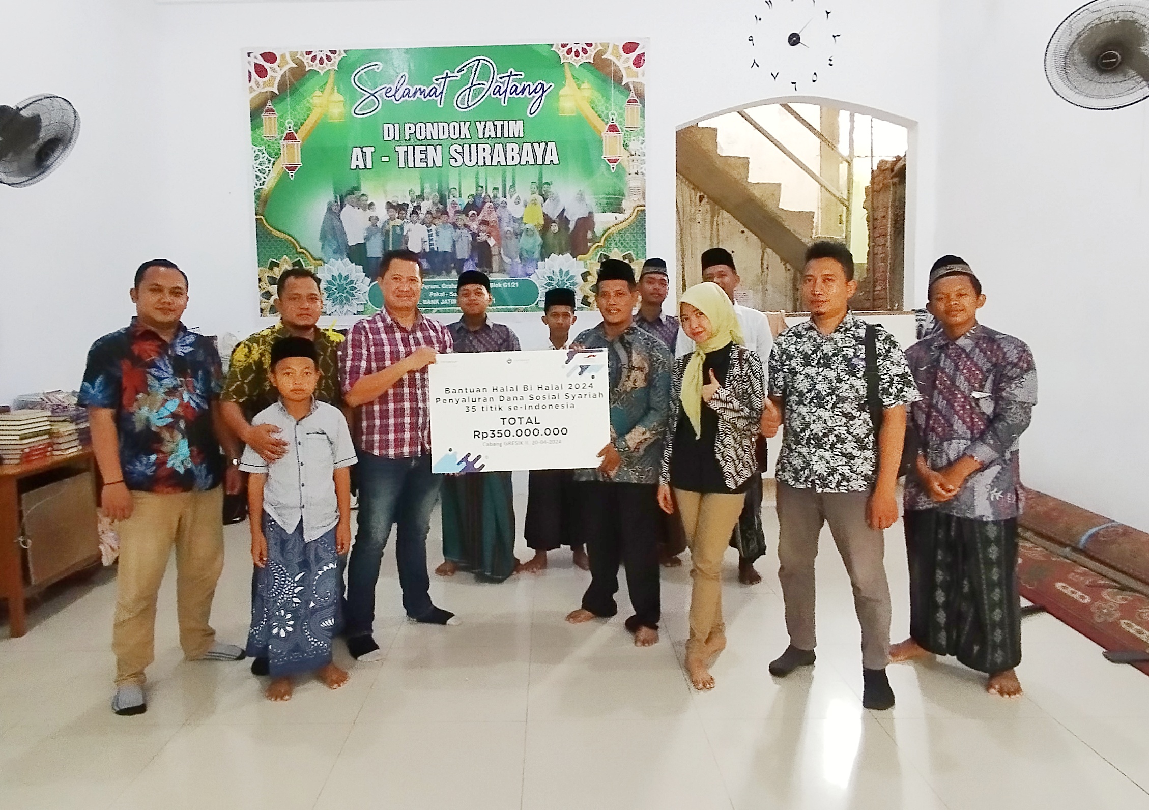 Peduli : Kepala Cabang FIFGROUP Gresik II Nurman Hidayat secara simbolis menyerahkan bantuan kepada Ketua Yayasan &ndash; Pondok Yatim AT-TIEN Surabaya, Muhammad Masykur rangkaian Halal Bihalal FIFGROUP.