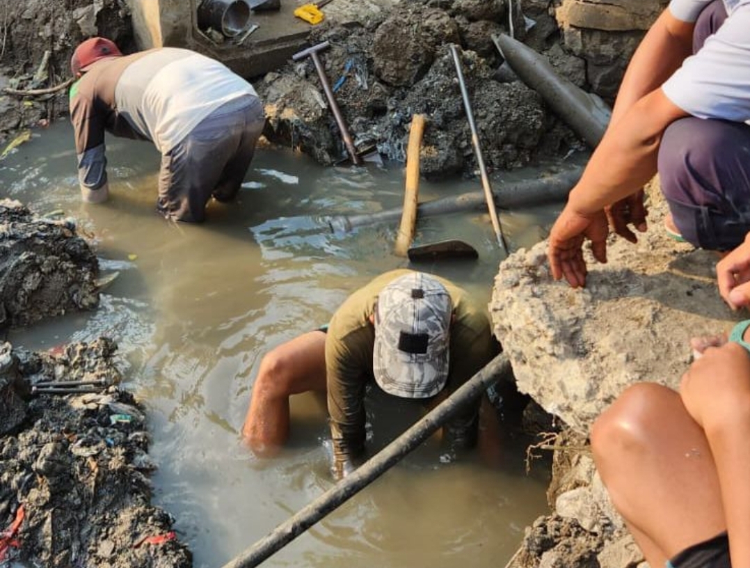 Perumda Giri Tirta saat melakukan perbaikan pipa bocor di Cerme beberapa waktu lalu.