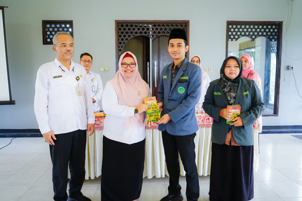 TEKAN INFLASI: Bu Min menggandeng organisasi pemuda NU yakni IPNU dan IPPNU lakukan penanaman cabai di pekarangan rumah.