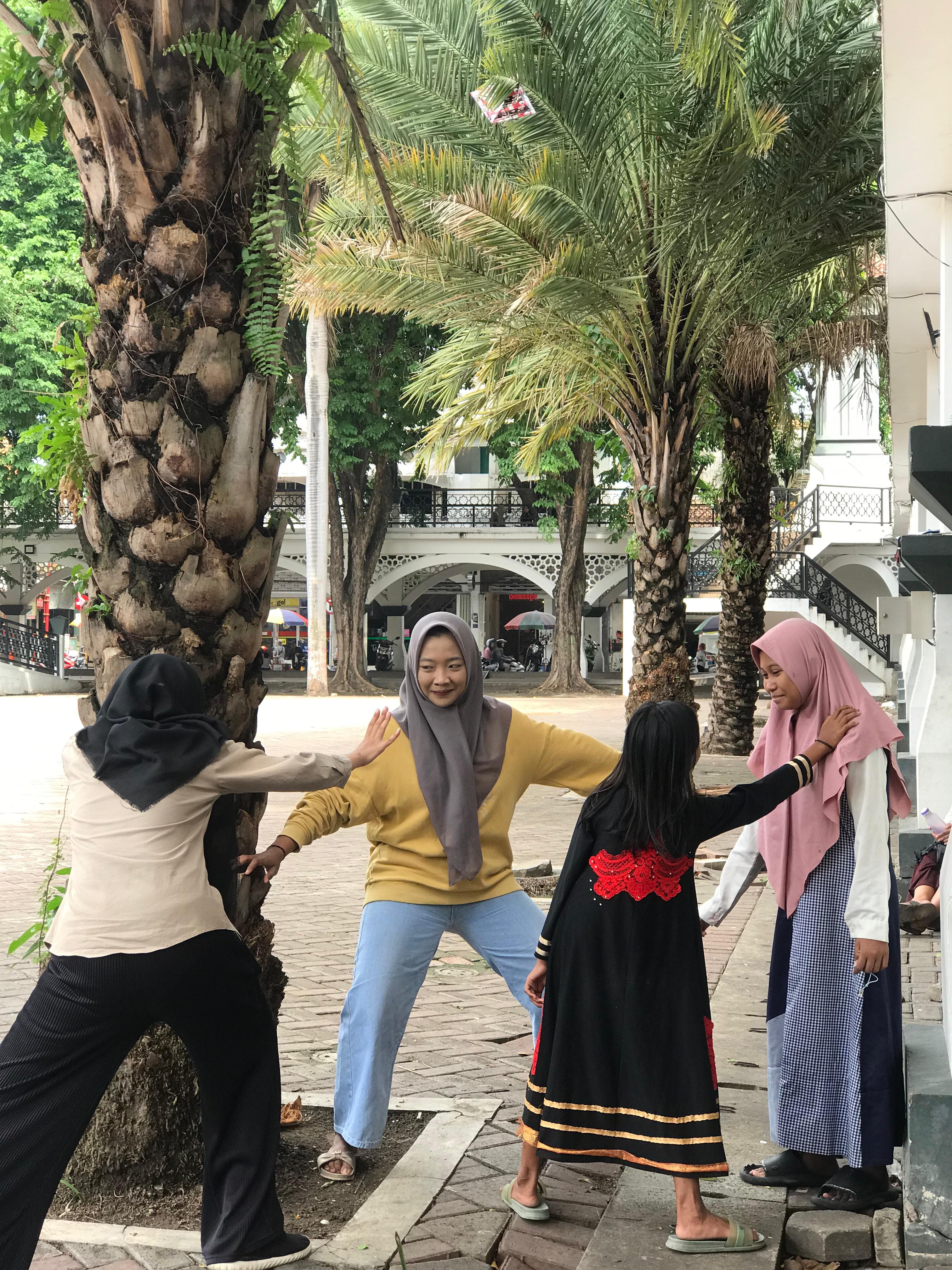 MENGAJARKAN PERMAINAN BENTENGAN KEPADA GENERASI MUDA : Permainan bentengan dapat diajarkan di sekolah, komunitas, atau keluarga.