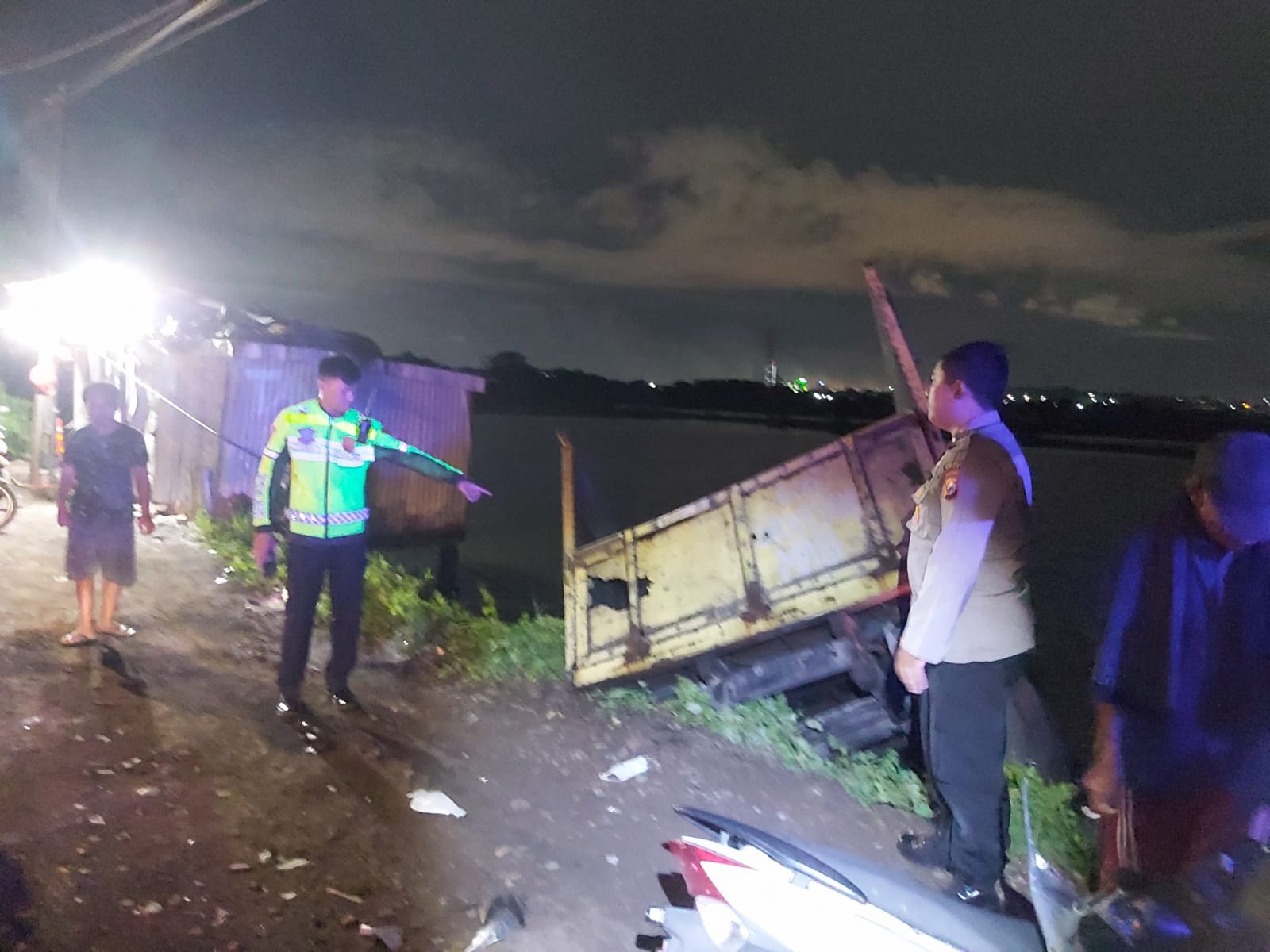OLAH TKP : Anggota Unit Laka Satlantas Polres Gresik saat melakukan olah TKP di Jalan Raya Desa Banjarsari, Kecamatan Cerme, Rabu (24/4).