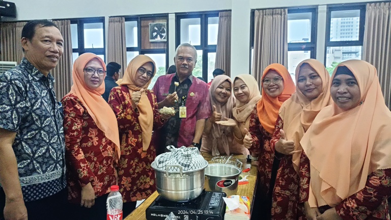 PENGABDIAN : Kepala Dinas Pertanian Kabupaten Gresik, Ir. Eko Anindito Putro dan dosen FKH Unair Dr. Dadik Raharjo, drh. M.Kes bersama salah satu tim peserta menunjukkan hasil olahan bakso ikan.