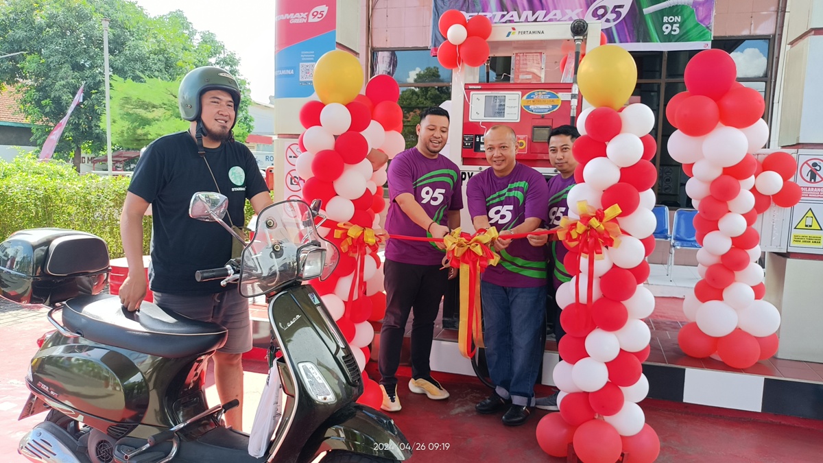 Pertama : Peluncuran Pertamax Green di Gresik diresmikan dengan pemotongan pita oleh Sales Area Manager Surabaya M. Ivan Syuhada dan Ketua DPC Hiswana Migas Surabaya, Happy Herryawan
