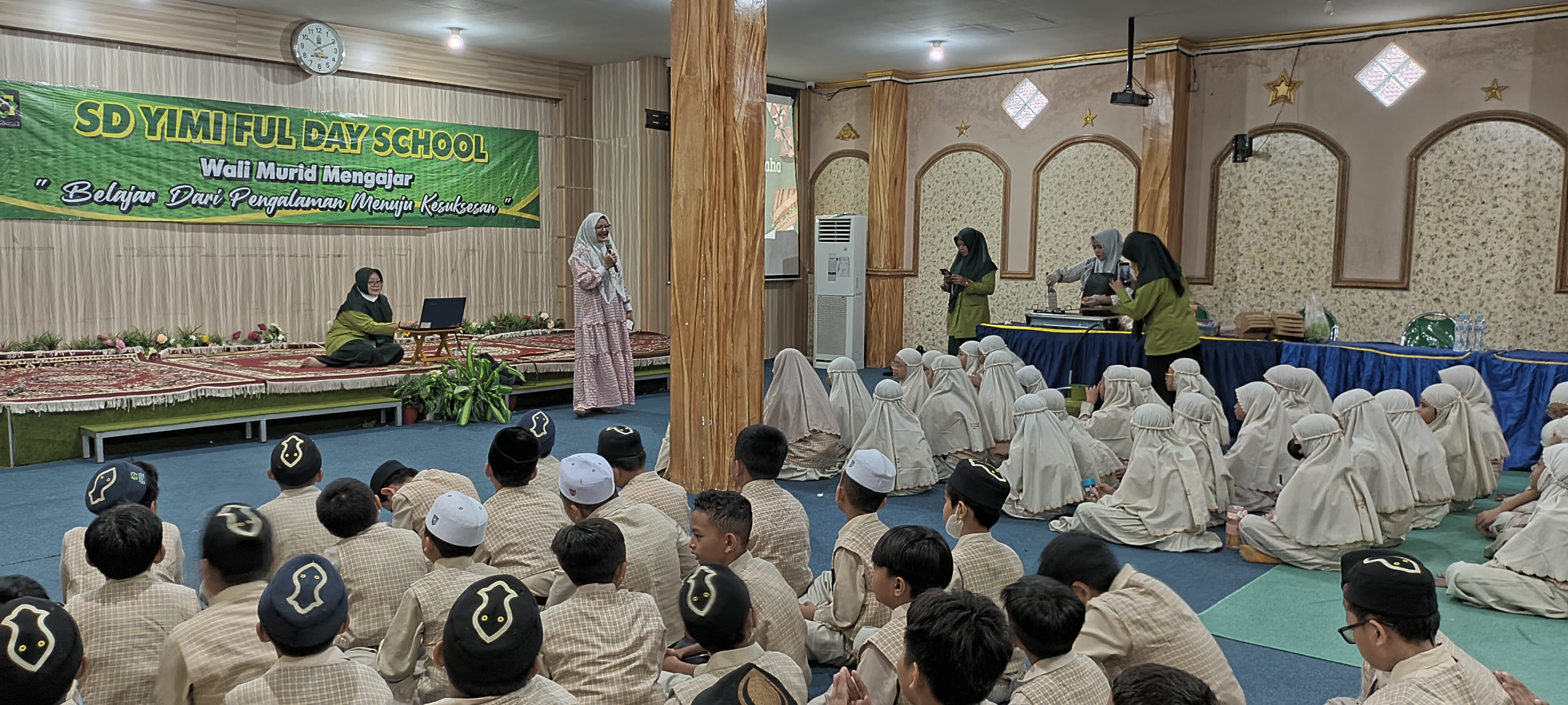 WALIMURID MENGAJAR: Dwi Afriyanti salah satu wali murid siswa SD YIMI mengajar wirausaha kepada para siswa.