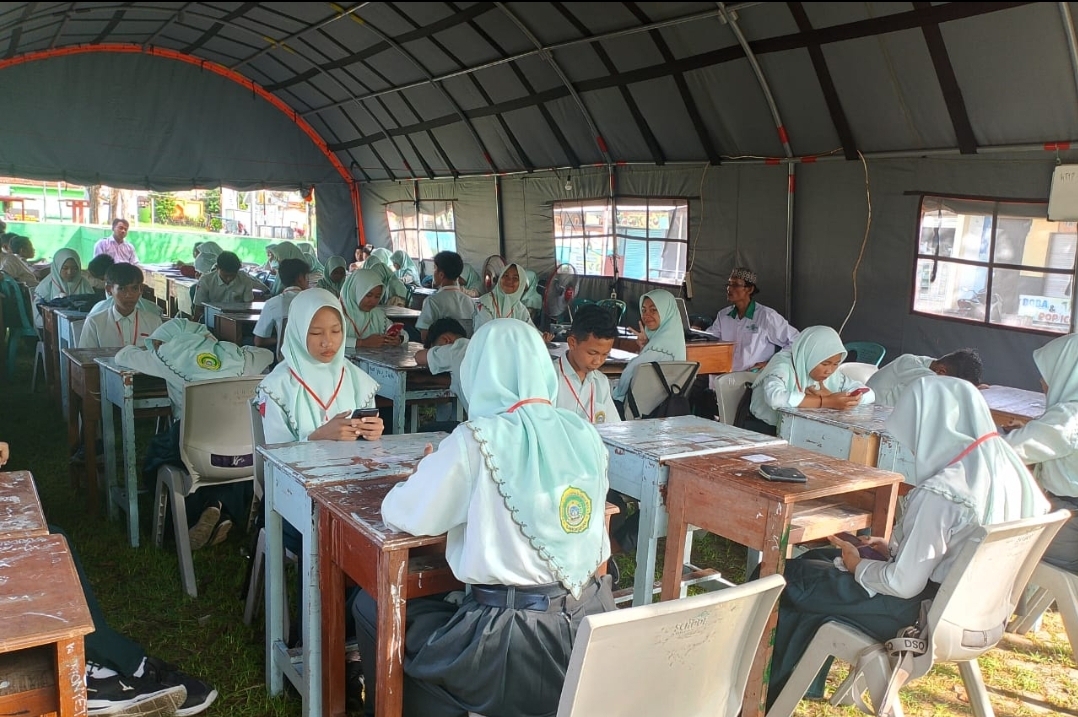 Salah satu madrasah di Bawean saat menggelar ujian di tenda beberapa waktu lalu.
